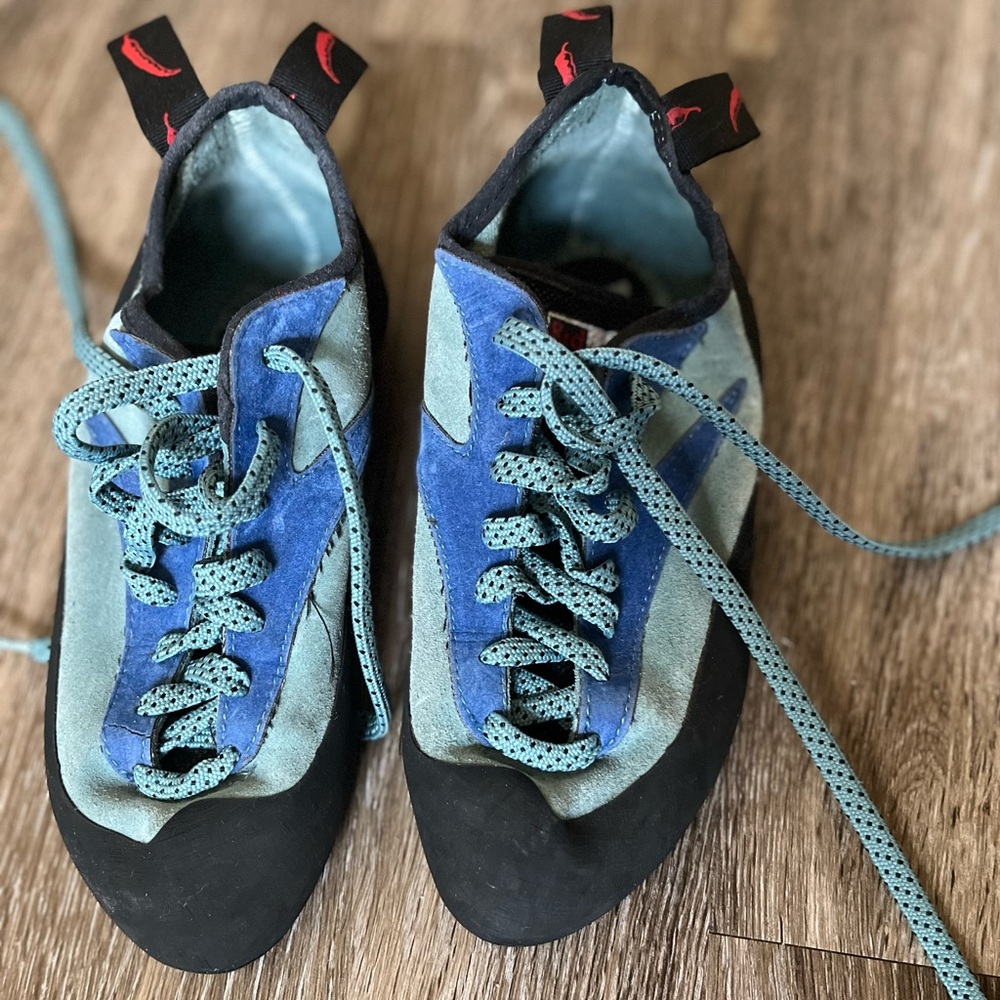 Red chili size 6 rock climbing/bouldering shoes